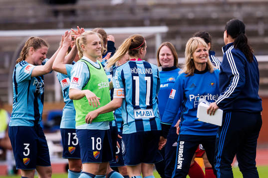 Djurgårdens tränare Yvonne Ekroth och spelare jublar
