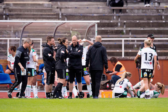 Mallbackens tränare David Uvencli och resten av laget