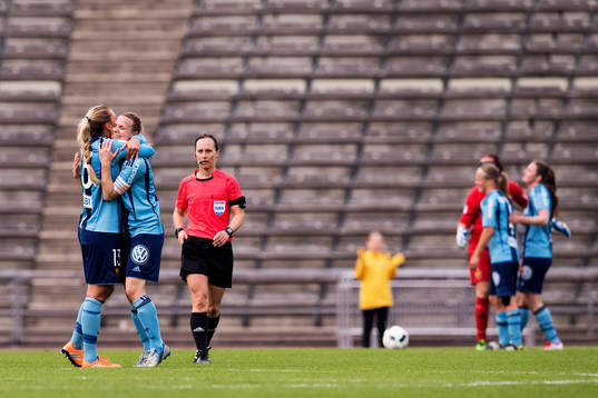 Djurgårdens Petronella Ekroth och Alexandra Höglund jublar