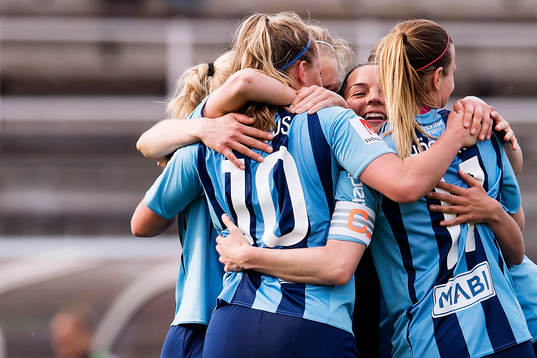 Djurgårdens Madeleine Stegius blir omfamnad