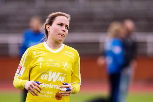 Mallbackens målvakt Lee Alexander deppar
