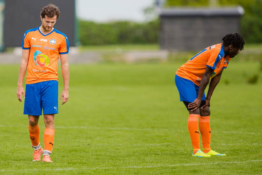 Vejbys Mario Gadza och Christopher Gideon deppar