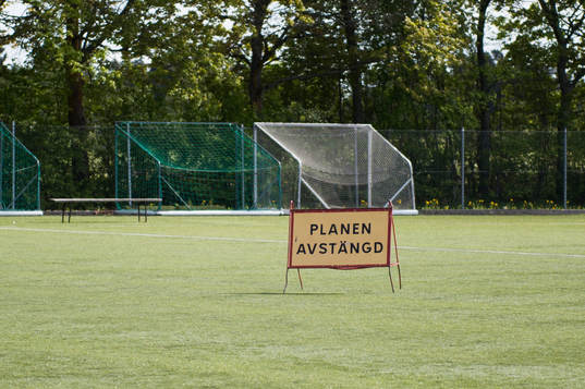 En skylt sitter uppe som säger att planen är avstängd