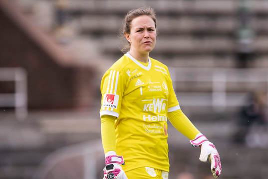 Mallbackens målvakt Lee Alexander deppar