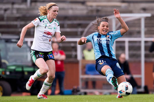 Djurgårdens Johanna Rytting Kaneryd jagas av Mallbackens