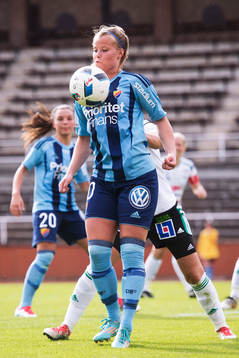Djurgårdens Madeleine Stegius tar emot bollen