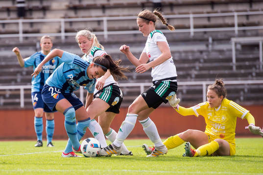 Djurgårdens Johanna Rytting Kaneryd med bollen