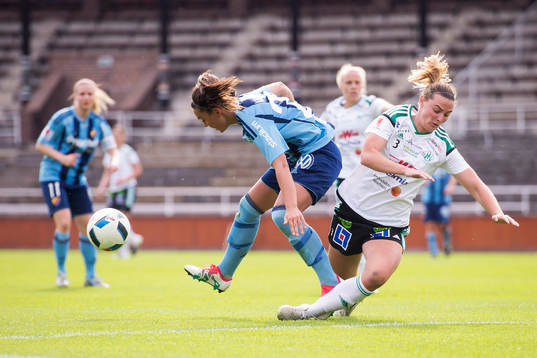 Djurgårdens Madeleine Stegius och Mallbackens Anna Green i