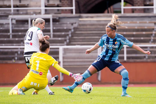 Djurgårdens Madeleine Stegius ser på när Mallbackens