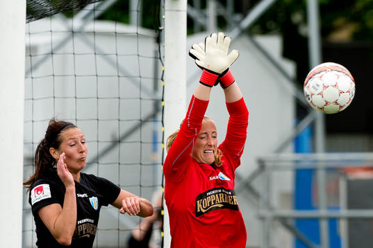 Göteborgs Beata Kollmats och målvakten Loes Guerts  i