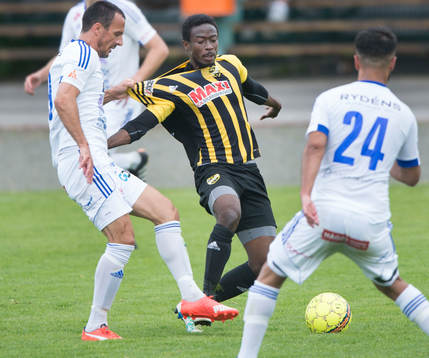 IFK Hässleholms Kojo Annor dras i tröjan i matchen i