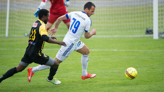 IFK Hässleholms Kojo Annor och Nenad Djordjevic i matchen