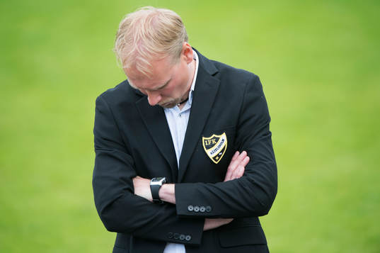 IFK Hässleholms Daniel Nilsson kollar klockan i matchen i