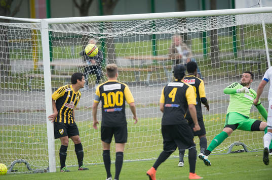 Mål bakom IFK Hässleholms Krenar Ejupi i matchen i