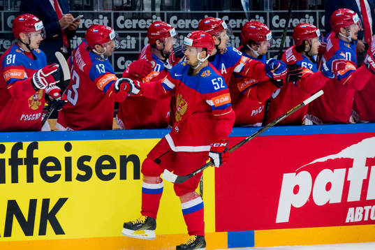 Rysslands Sergei Shirokov jublar med bänken