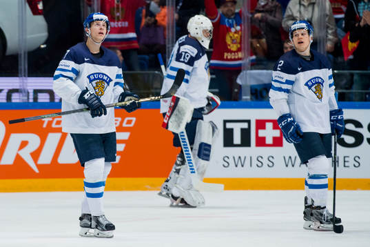 Finlands Esa Lindell, målvakt Mikko Koskinen och Ville