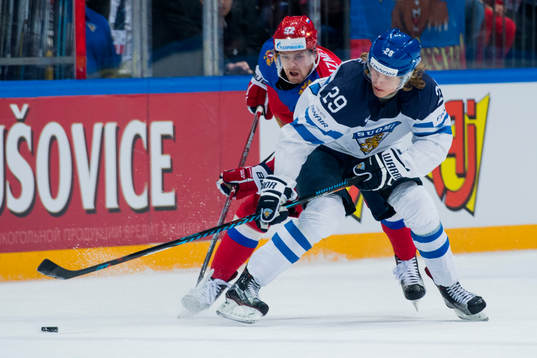Rysslands Yevgeni Kuznetsov jagar Finlands Patrik Laine