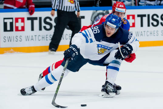 Rysslands Roman Lyubimov jagar Finlands Mikko Rantanen