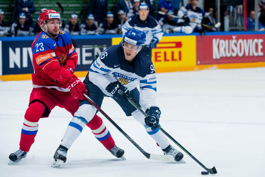 Rysslands Roman Lyubimov jagar Finlands Mikko Rantanen