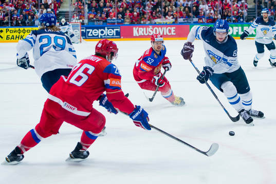 Finlands Aleksander Barkov bevakas av Rysslands Vyacheslav
