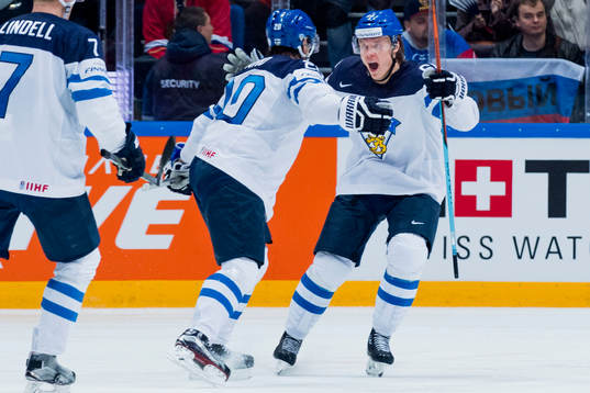Finlands Sebastian Aho kramas om av Aleksander Barkov