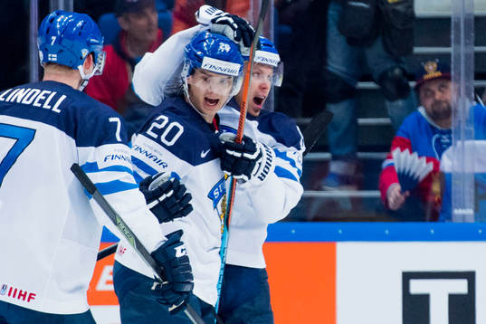Finlands Sebastian Aho kramas om av Aleksander Barkov