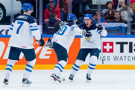 Finlands Sebastian Aho kramas om av Aleksander Barkov