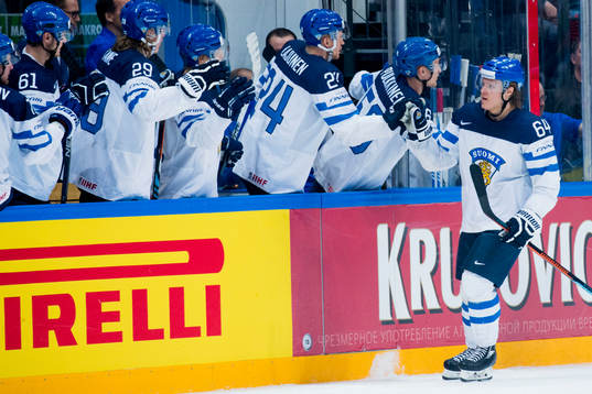 Finlands Mikael Granlund firar 1-1 med bänken
