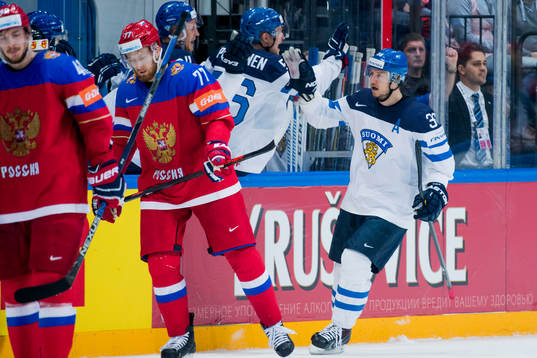 Finlands Jussi Jokinen firar 2-1 med bänken samtidigt som