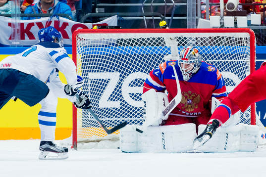 Finlands Sebastian Aho gör 3-1 bakom Rysslands målvakt
