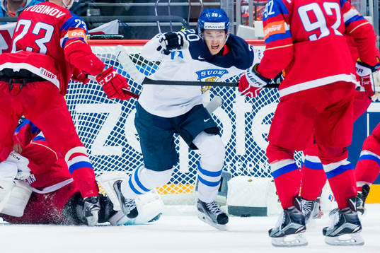Finlands Sebastian Aho jublar
