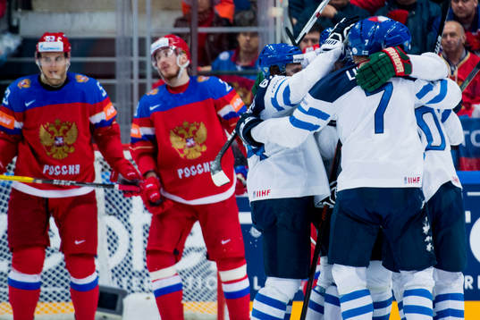 Finlands Sebastian Aho jublar med lagkamraterna