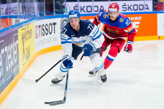 Finlands Leo Komarov och Rysslands Yevgeni Kuznetsov