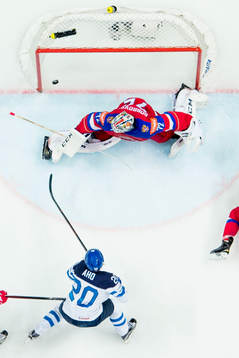 Finlands Sebastian Aho gör 1-1 bakom Rysslands målvakt