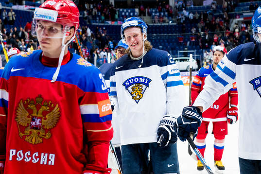 Finlands Patrik Laine jublar när han lämnar planen