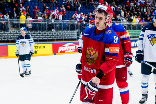 Rysslands Dmitri Orlov deppar när han lämnar planen