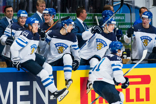 Finlands spelare firar segern