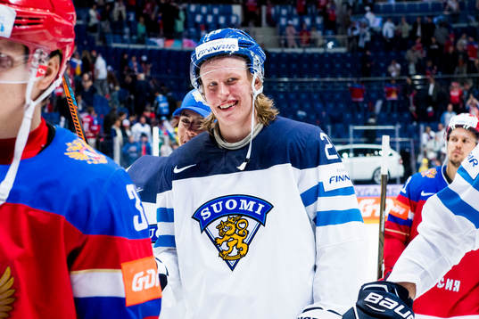 Finlands Patrik Laine jublar när han lämnar planen