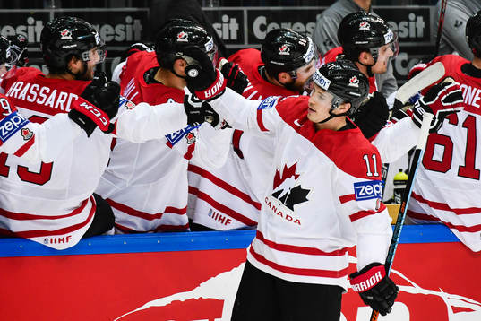 Kanades Brendan Gallagher jublar med lagkamraterna