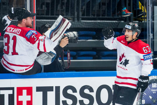Kanadas Brad Marchand firar ham gjort 2-0 med Calvin Pickard