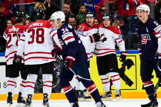 Kanadas Brendan Gallagher och Sam Reinhart jublar