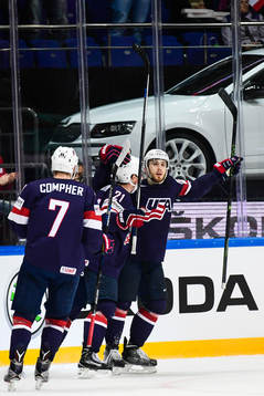 s Dylan Larkin och Tyler Motte  jublar