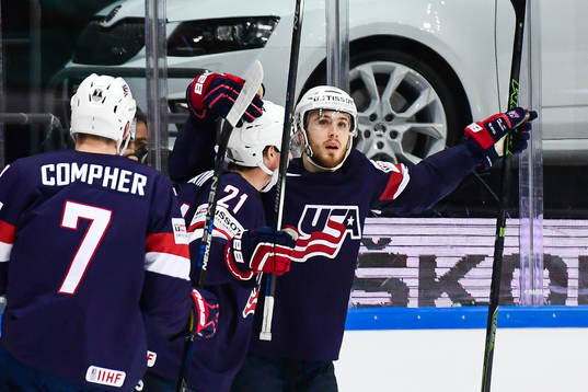 s Dylan Larkin och Tyler Motte  jublar