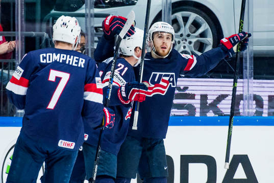 s Dylan Larkin och Tyler Motte jublar