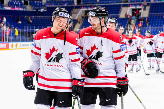 Kanadas Sam Reinhart och Boone Jenner  jublar