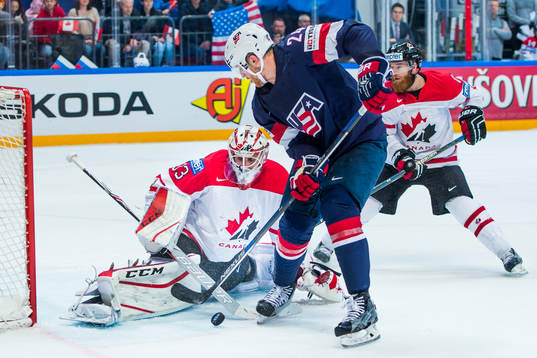 s Hudson Fasching oroar framför Kanadas måkvakt Cam Talbot