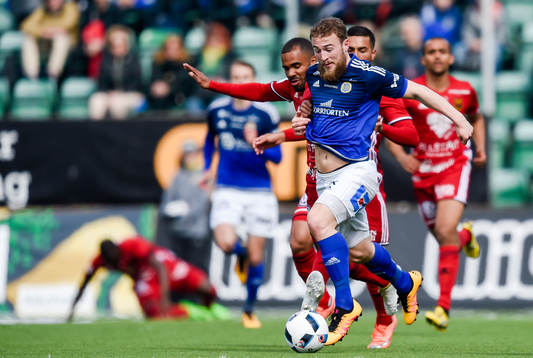 Sundsvalls Runar Sigurjonsson och Östersunds Alex Dyer