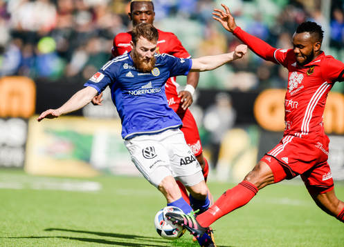 Sundsvalls Runar Sigurjonsson och Östersunds Michael Omoh
