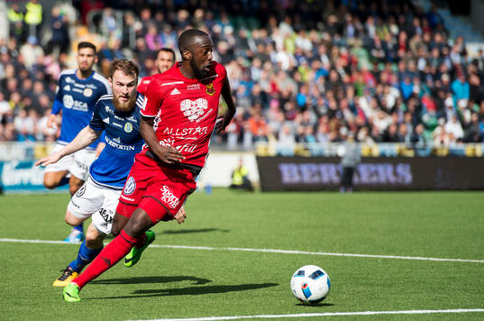 Sundsvalls Runar Sigurjonsson och Östersunds Ronald Mukiibi