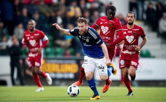 Sundsvalls Runar Sigurjonsson och Östersunds Ken Sema